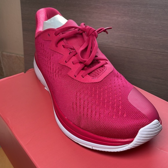 Lane Eight Men's Relay TrainerHibiscus nwb size 11
